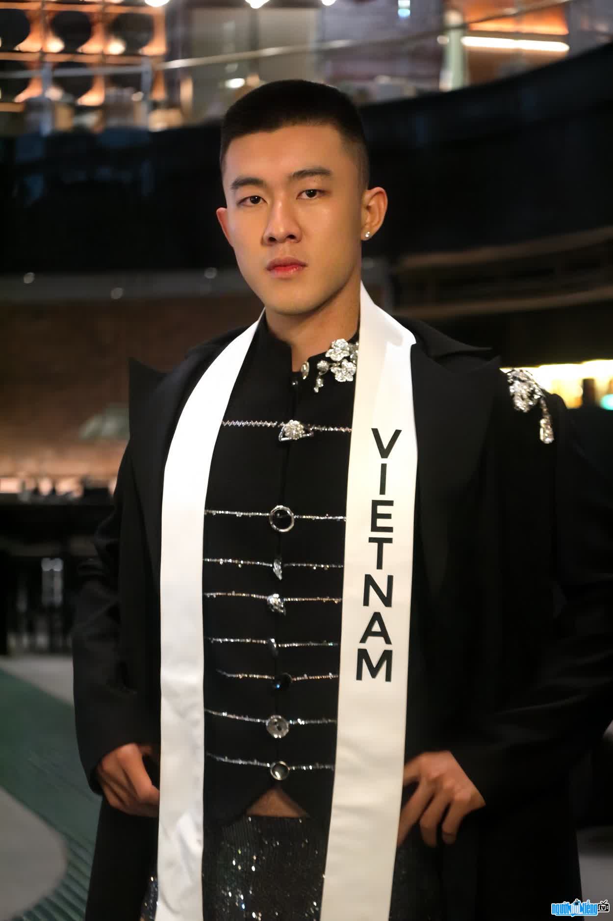 Hình ảnh Công Vinh đại diện Việt Nam tham dự Mister International 2025 tại Thái Lan