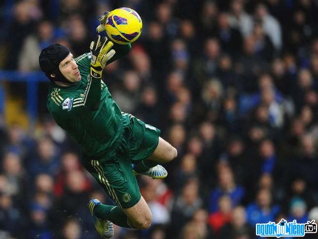Interesting picture of Petr Cech when he hurls himself to the ball. Palace defender