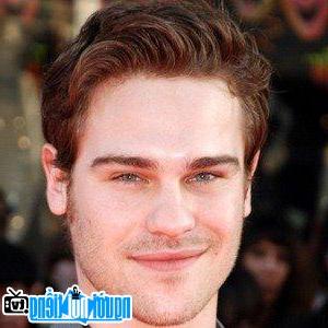 Một hình ảnh chân dung của Nam diễn viên truyền hình Grey Damon