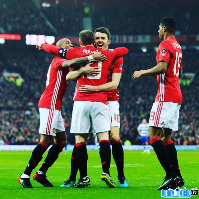  Picture of player Michael Carrick celebrating the victory with his teammates