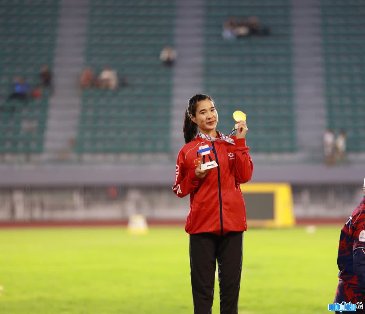 Hình ảnh vận động viên điền kinh Bùi Thị Ngân