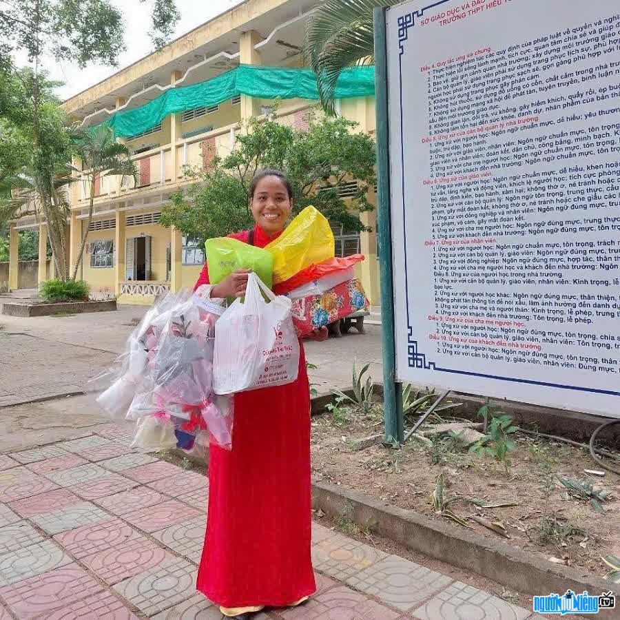 Giáo viên Cô Thoa Phù Thủy nổi tiếng trên mạng xã hội