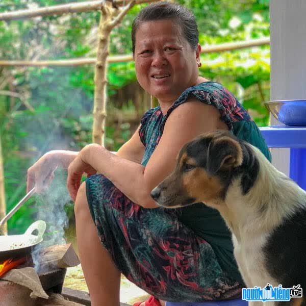 Kênh Youtube Quê Nhà Có Mẹ chia sẻ cuộc sống của bà con miền Tây