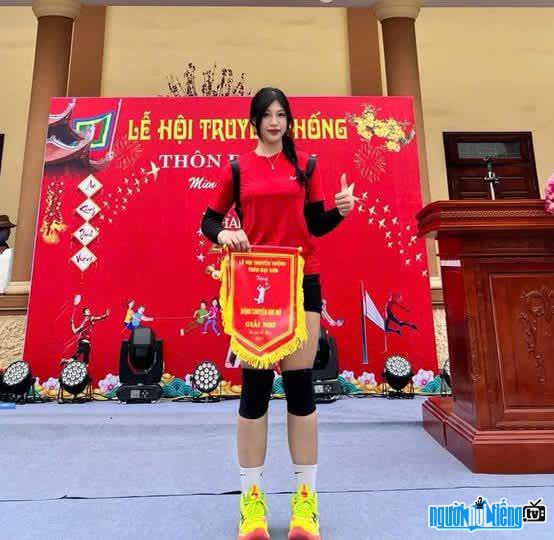 VĐV đấu vật Anh Thơ tham gia lễ hội truyền thống