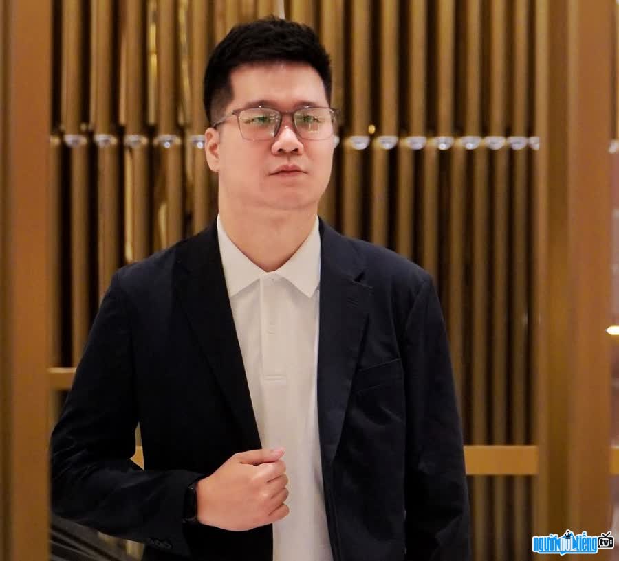 Chân dung bình luận việt Quốc Việt