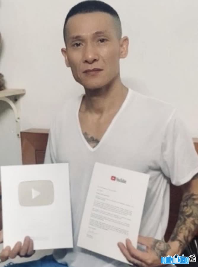 Hiện tượng mạng Tế Điên Nam Định khoe nút bạc Youtube