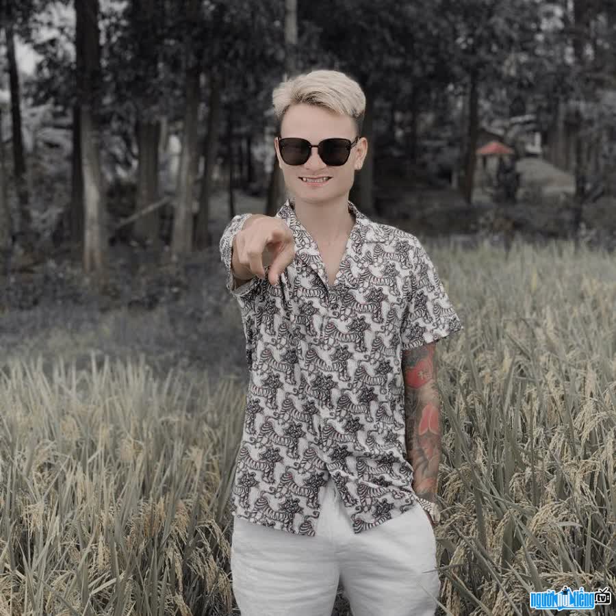 Chân dung TikToker Hoa Vanh
