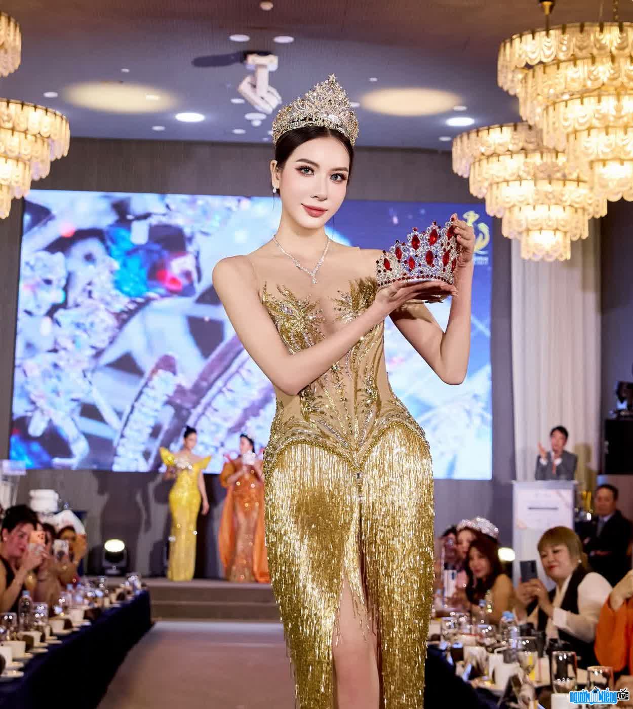 Hình ảnh tân hoa hậu Trương Thị Đăng Thư