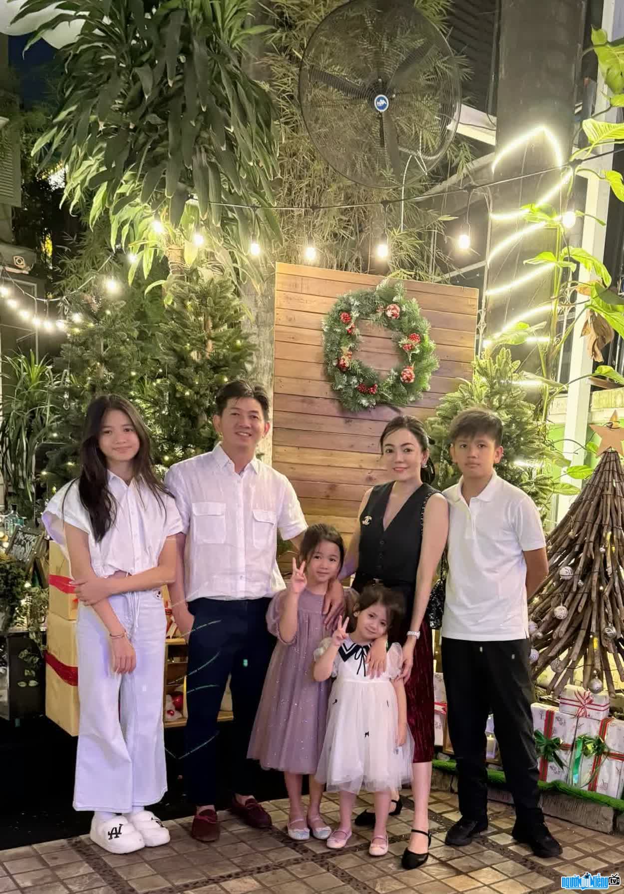 Hình ảnh gia đình hạnh phúc của CEO Lê Ngọc Lam Quỳnh