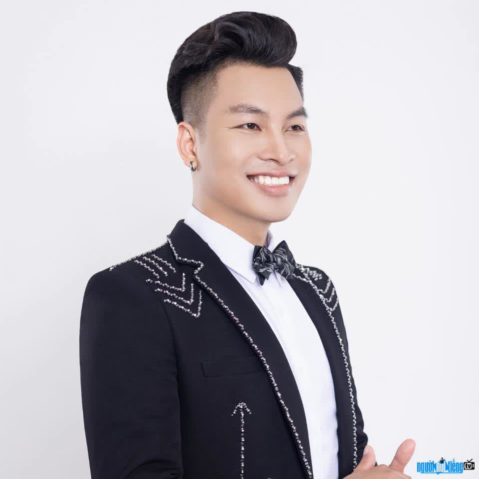 Hình ảnh ca sĩ Công Đại điển trai tài năng