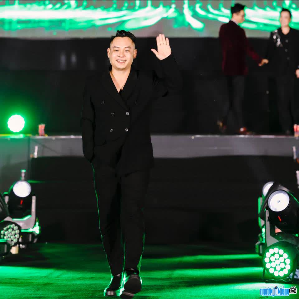 Hình ảnh nghệ nhân Nguyễn Đình Phúc luôn hết mình nỗ lực với đam mê