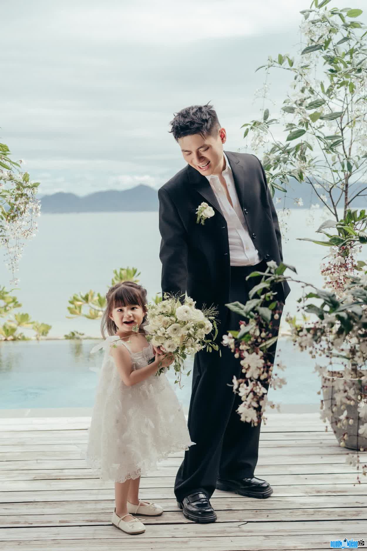 Hình ảnh tiktoker Long Hạt Nhài cùng con gái