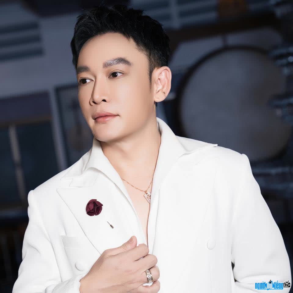 Hình ảnh đại sứ Lưu Thế Truyền điển trai có tấm lòng nhân hậu