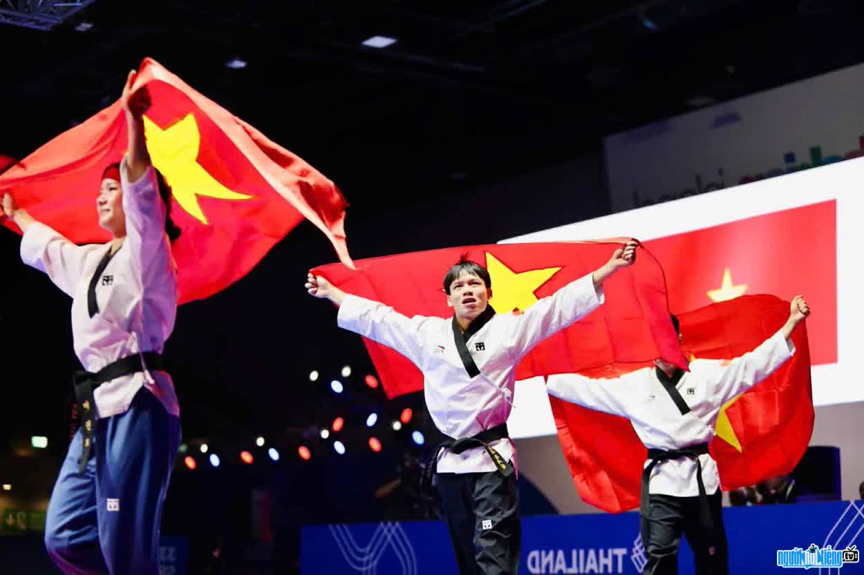 Hình ảnh Nguyễn Xuân Thành cùng đồng đội tung bay cờ tại đấu trường Sea Game 33