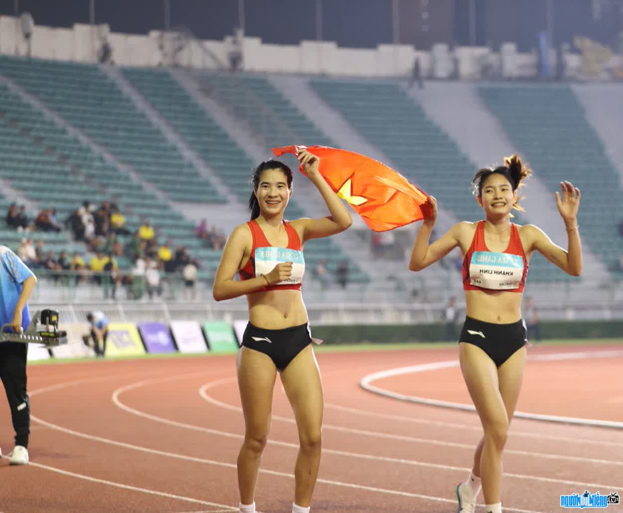 Hình ảnh Bùi Thị Ngân cùng đồng đội giành huy chương vàng tại seagame 33