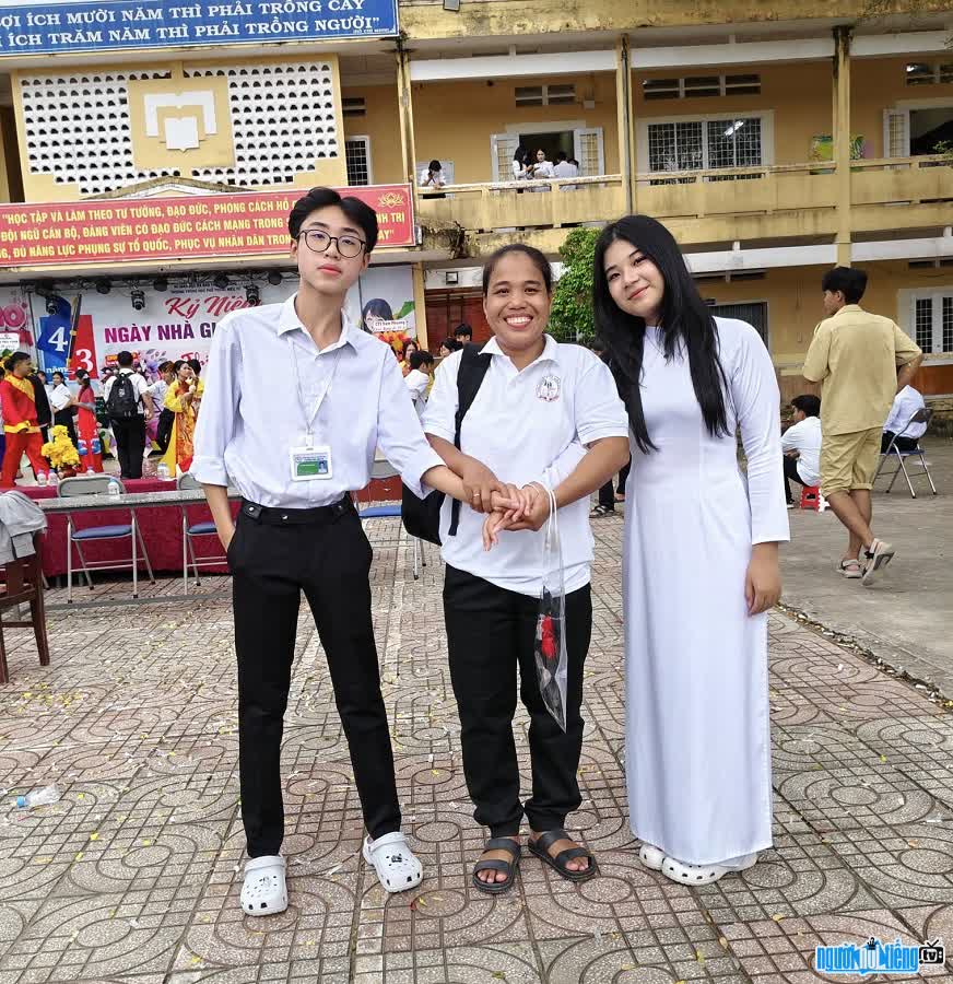 Giáo viên Cô Thoa Phù Thủy thân thiết với học trò