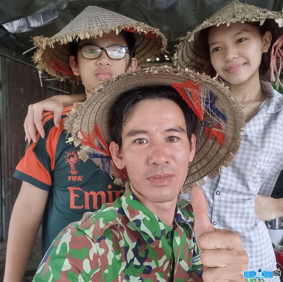 TikToker Nguyen Viet Thong and his two children