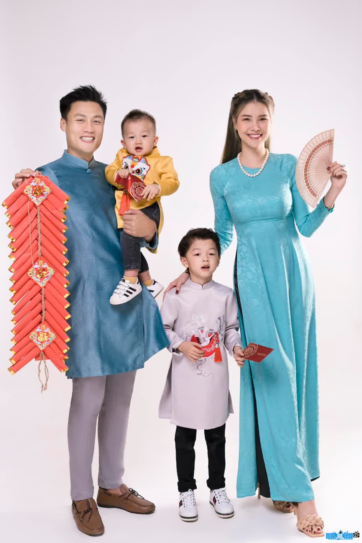 Hình ảnh gia đình hạnh phúc của Nguyễn Kỳ Hân cùng cầu thủ Mạc Hồng Quân