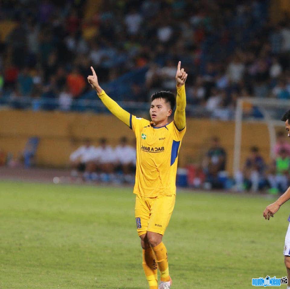 Hình ảnh Thái Bá Sang trên sân cỏ