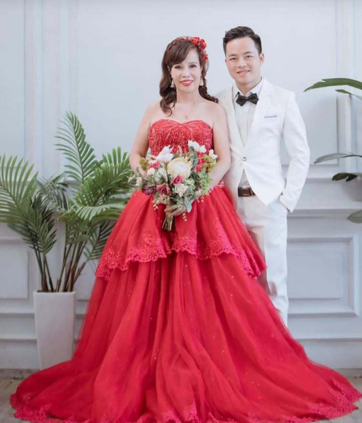 Cô dâu 62 tuổi Thu Sao trở thành hiện tượng mạng
