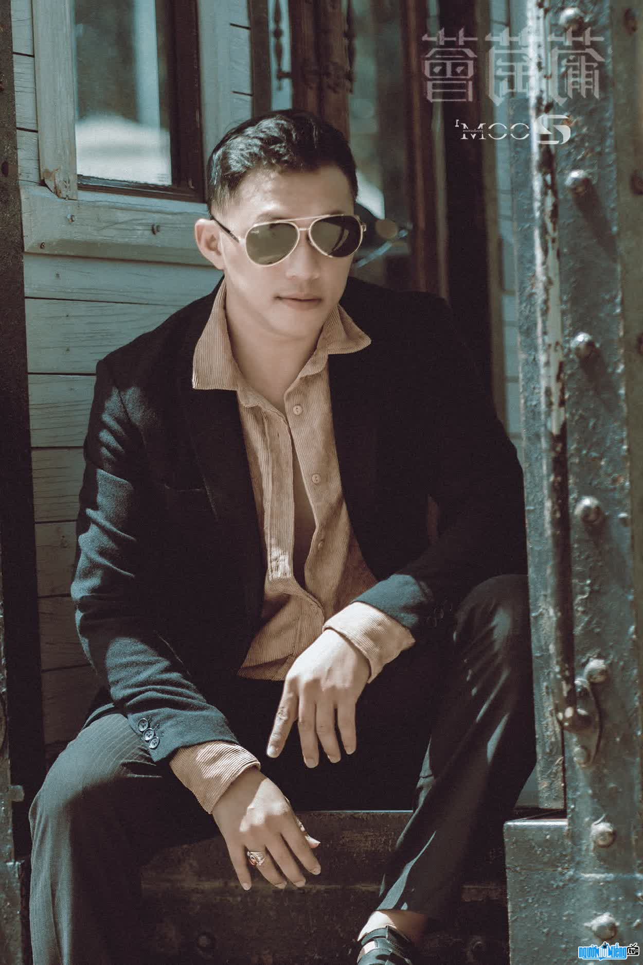 Hình ảnh điển trai tài năng của Vương Ngờ