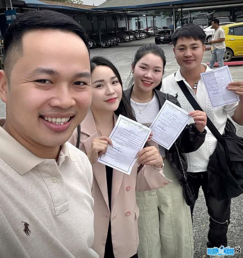 Giáo viên dạy lái xe Nguyễn Thanh Minh chụp ảnh cùng học viên