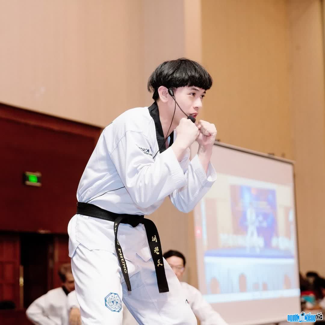 Image of Taekwondo athlete Nguyen Thien Phung always trying his best every day