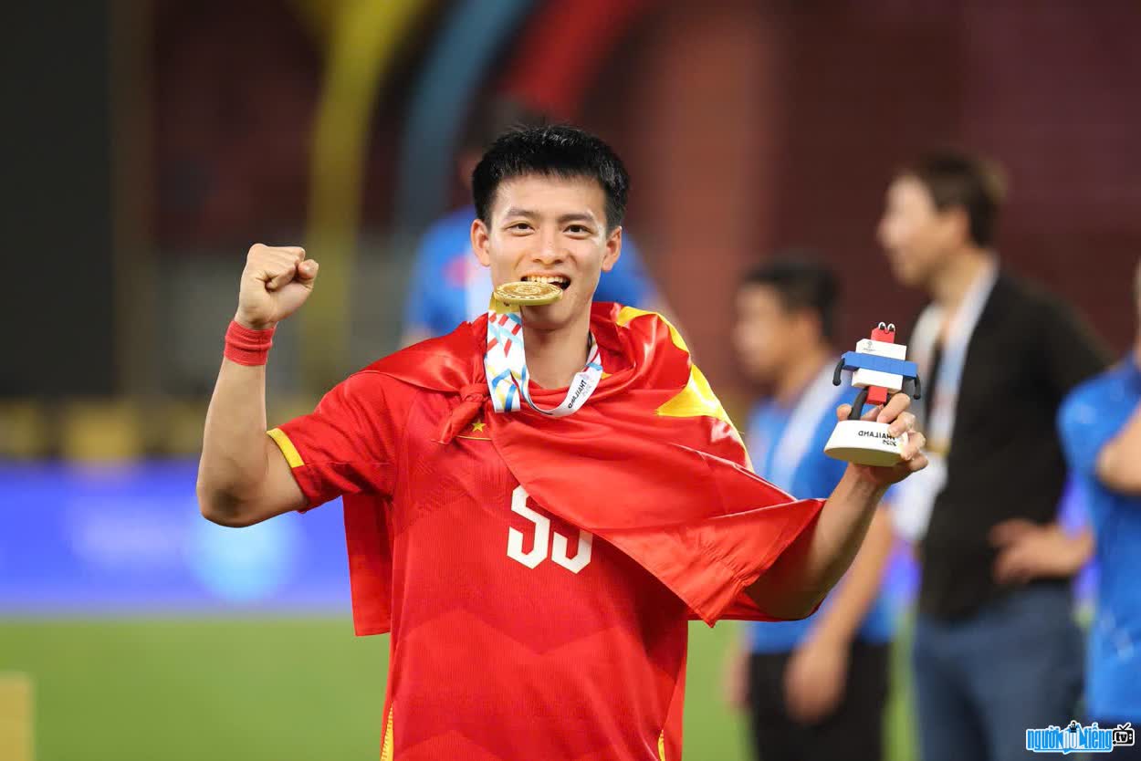 Image of Nguyen Thanh Nhan celebrating victory