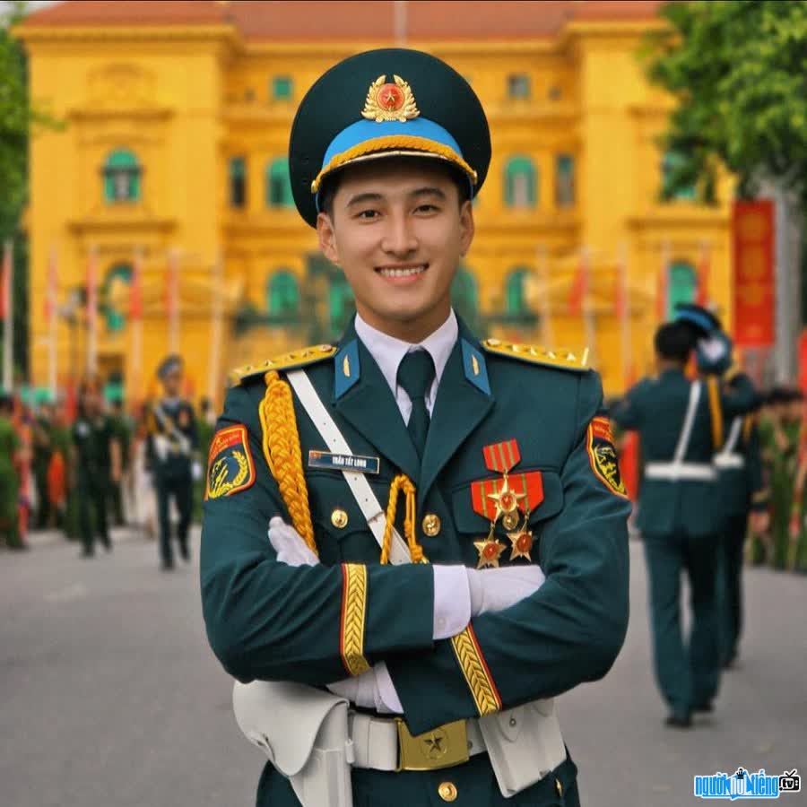 Quân nhân Trần Tất Long gây ấn tượng với nụ cười tỏa nắng