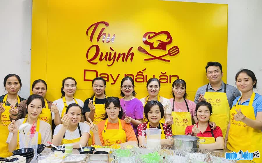 Giảng viên Nguyễn Thu Quỳnh chụp ảnh cùng học viên