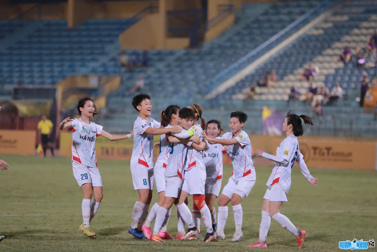 Image of Vu Thi Hoa celebrating victory with teammates