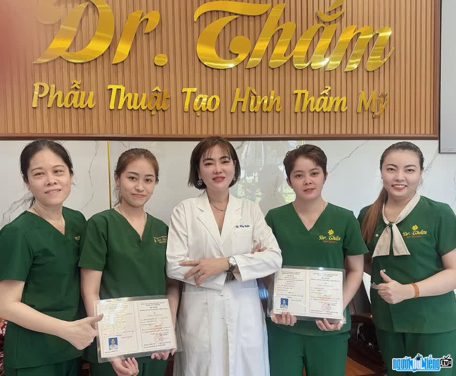 Doctor Hong Tham giving certificates to students