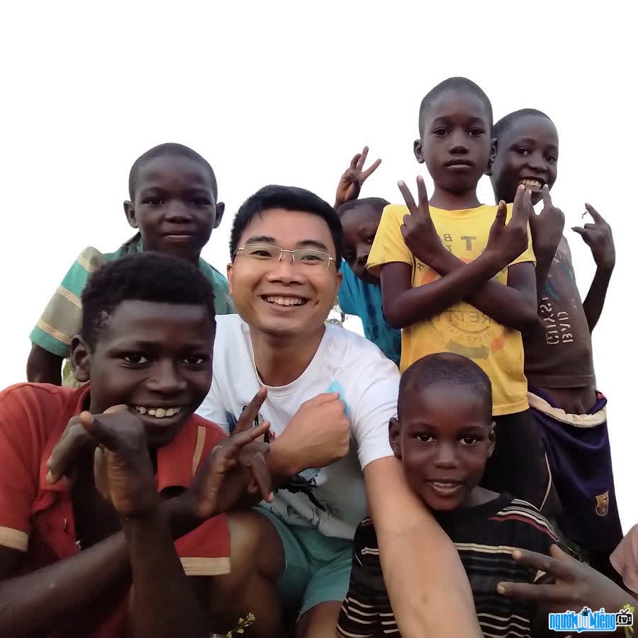 Kênh Youtube 2Q Vlogs - Cuộc Sống Châu Phi chia sẻ cuộc sống ở đất nước Angola