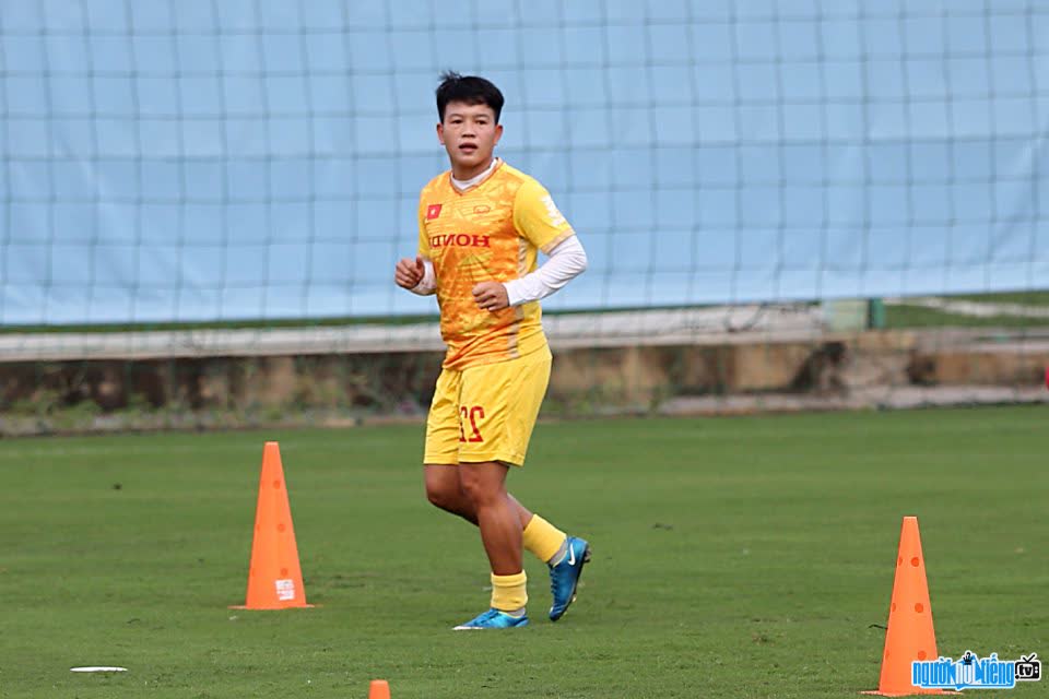 Image of Nguyen Thi My Anh practicing on the field