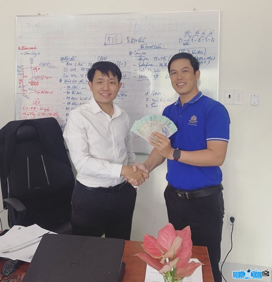 Driving Teacher Vinh is both a teacher and a real estate broker
