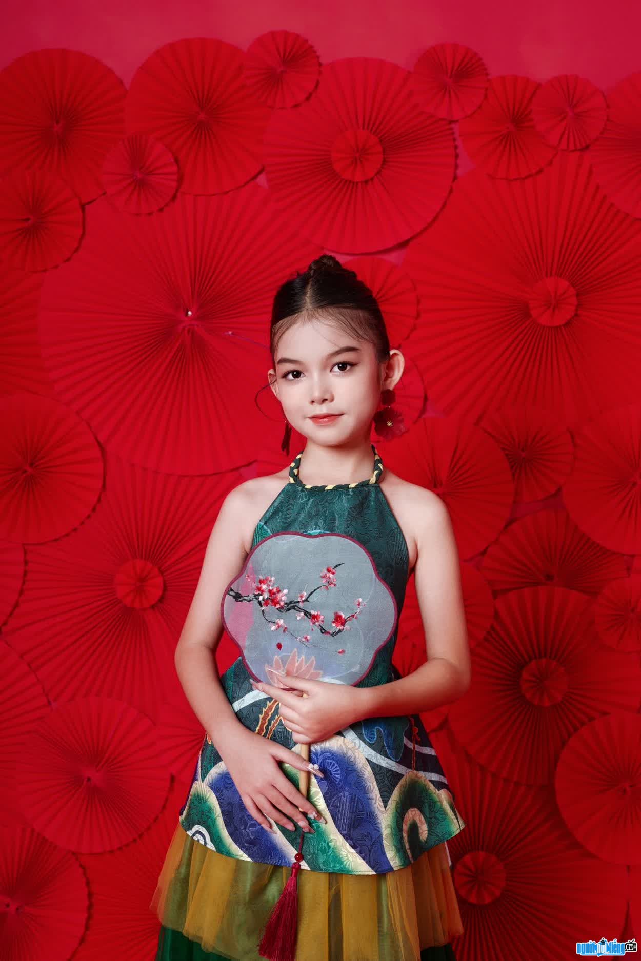 Pictures of cute and adorable Sumi Hoang Kim