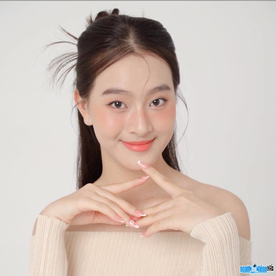 Image of Nguyen Phan Quynh Anh becoming a beautiful young woman