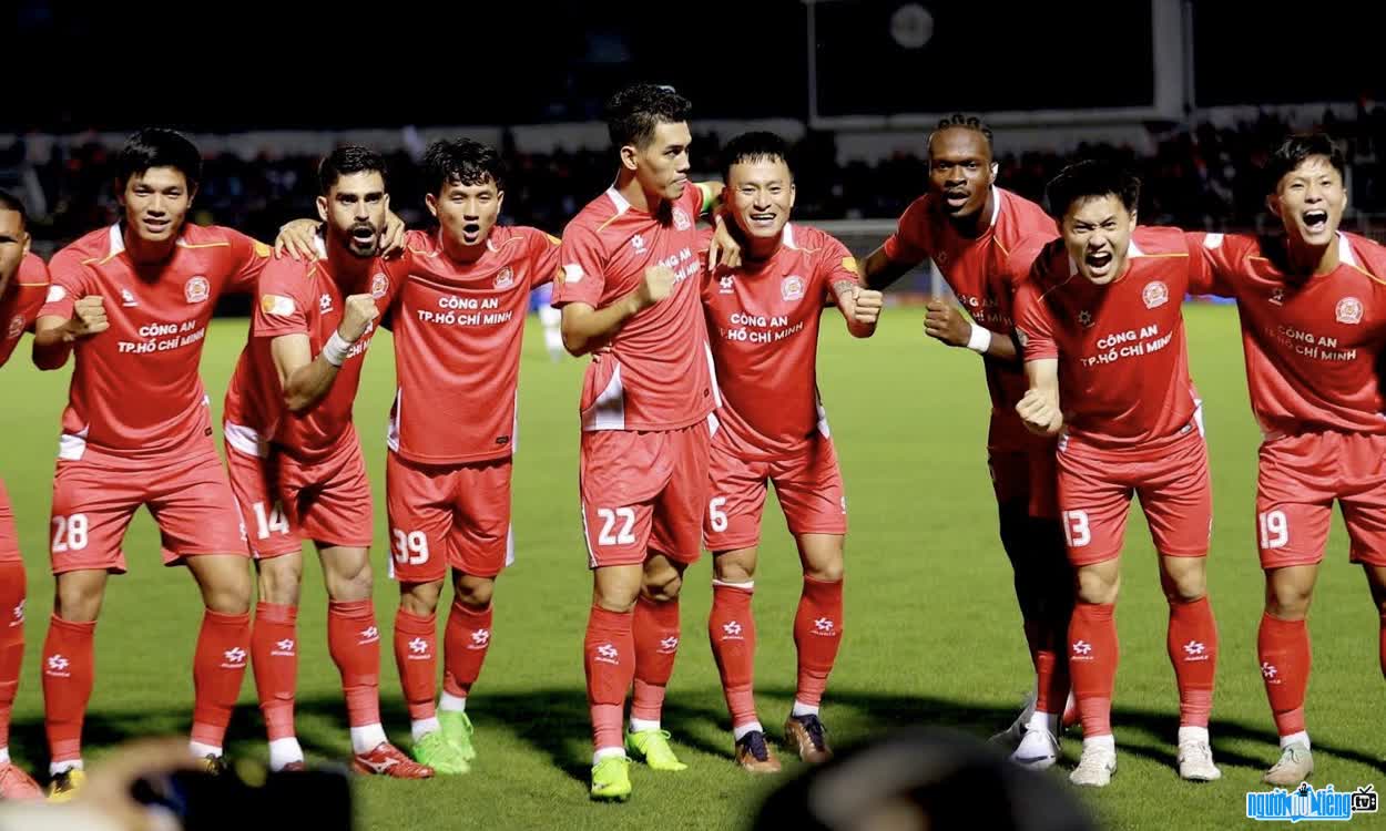 Image of Khong Minh Gia Bao with his teammates