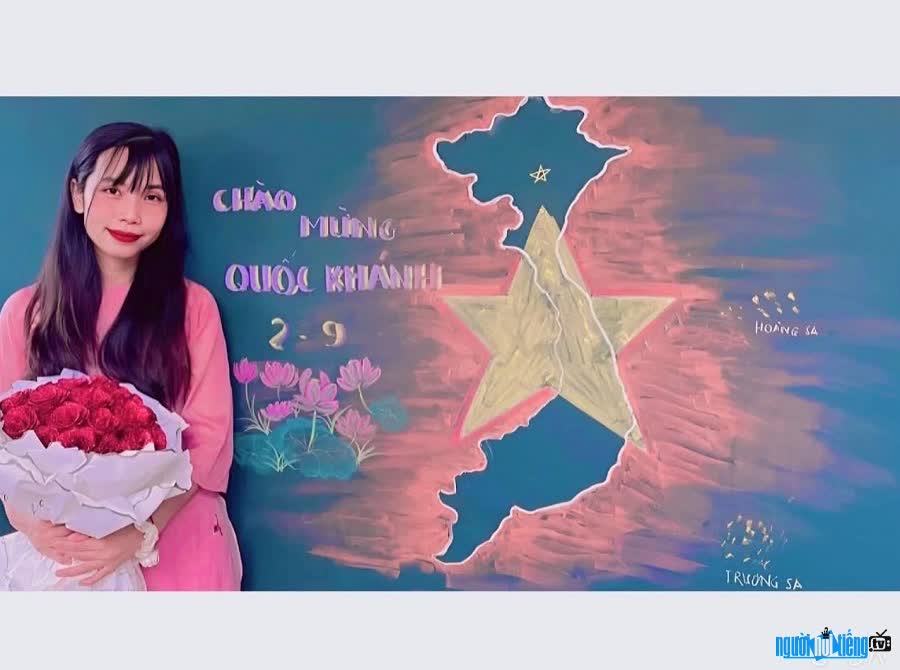 Teacher Hanh Ngo teaches art board drawing