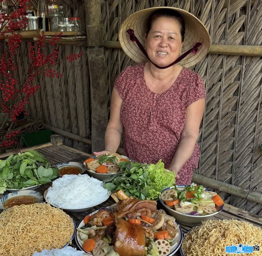 Kênh Youtube Quê Nhà Có Mẹ khiến nhiều người nhớ đến những bữa ăn mẹ nấu