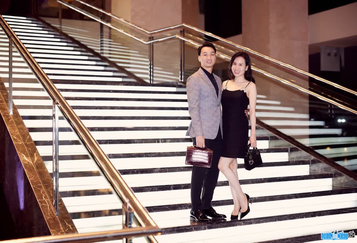 Hình ảnh Nguyễn Ngọc Hương hạnh phúc bên chồng