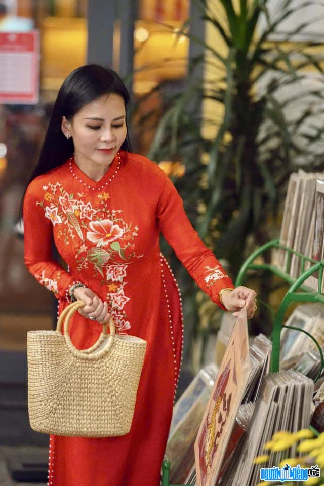 Hình ảnh Lê Quỳnh Trâm trong tà áo dài Việt