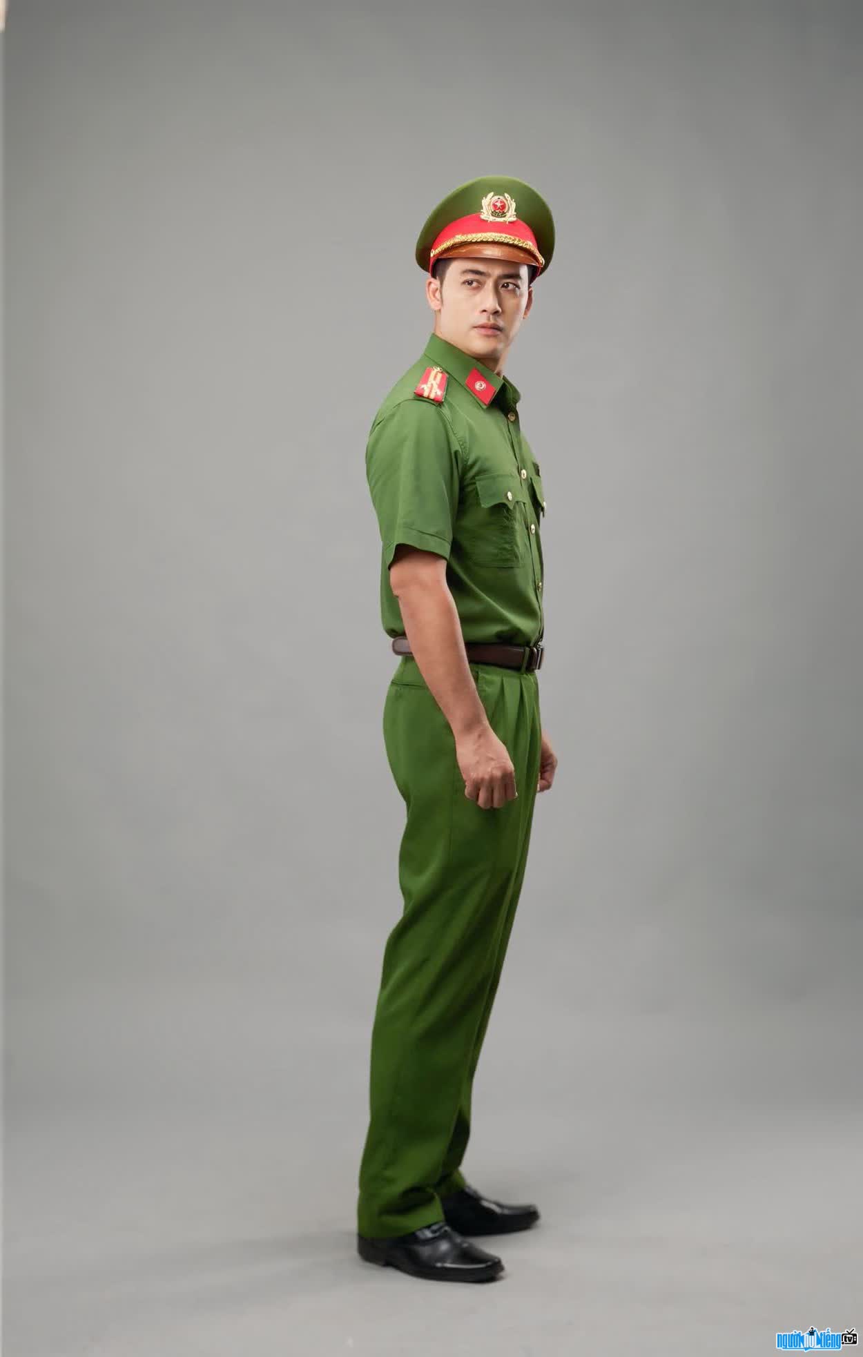 Actor Pham Bao Anh stands out with the image of a brave police soldier