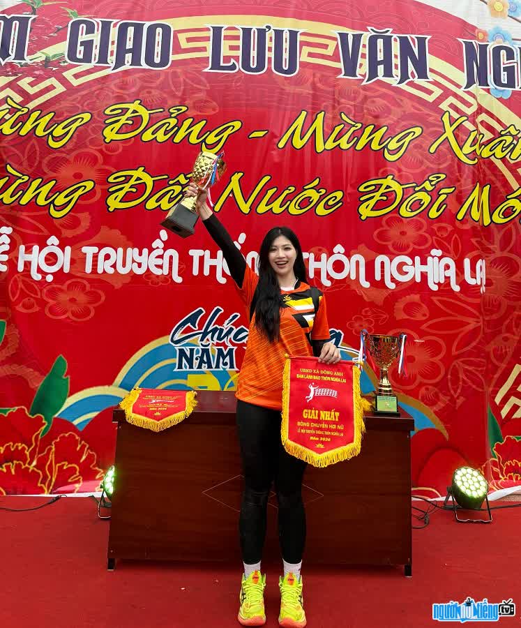 VĐV đấu vật Anh Thơ ăn mừng chiến thắng