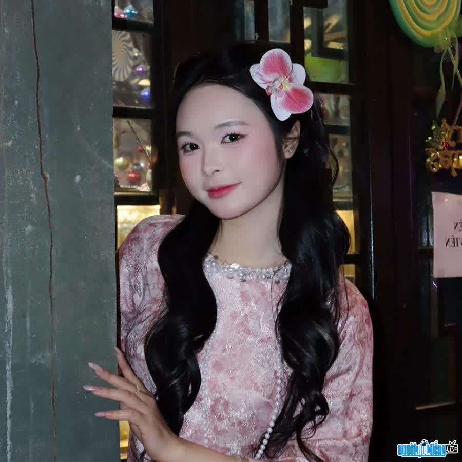 Youtuber Lê Yến đẹp dịu dàng