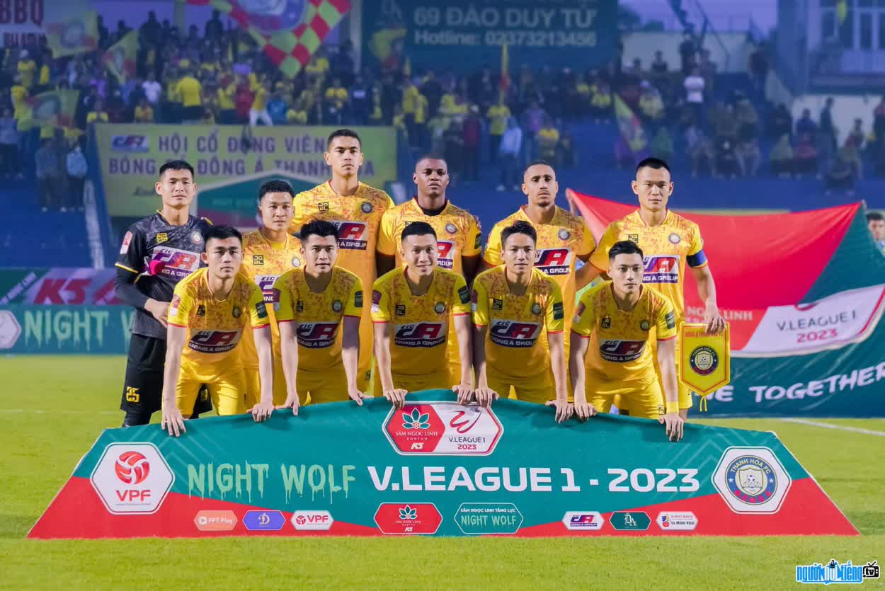 Image of player Nguyen Huu Dung with his teammates