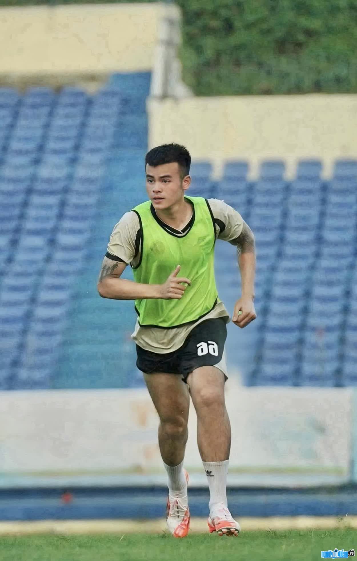 Hình ảnh cầu thủ Hà Châu Phi trên sân luyện tập