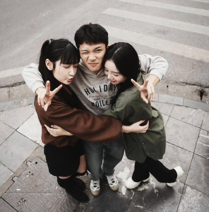 Phim Bước Chân Vào Đời kể về hành trình trưởng thành của ba chị em mồ côi