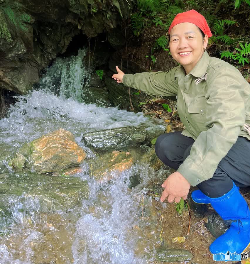 TikToker Au Thi Sinh shares her experiences of going into the forest.