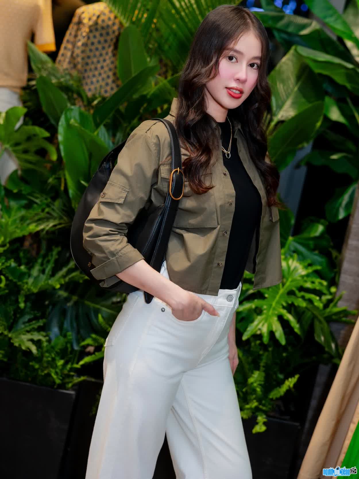 Hình ảnh hoa hậu Trần Ái Tiên xinh đẹp rạng ngời